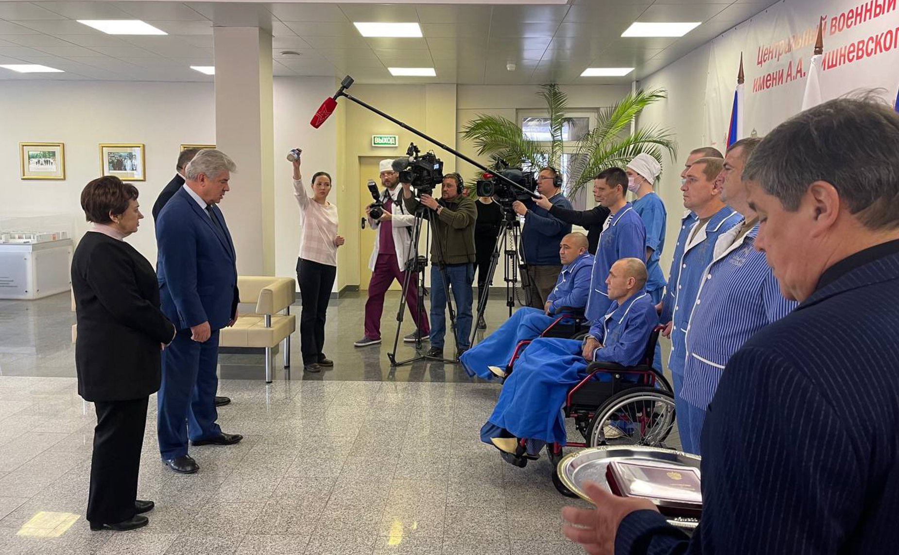 Сенаторы посетили военный госпиталь и вручили награды участникам СВО
