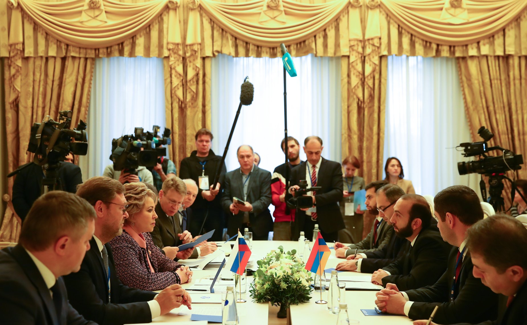 Валентина Матвиенко провела встречу с Председателем Национального собрания Республики Армения Араратом Мирзояном