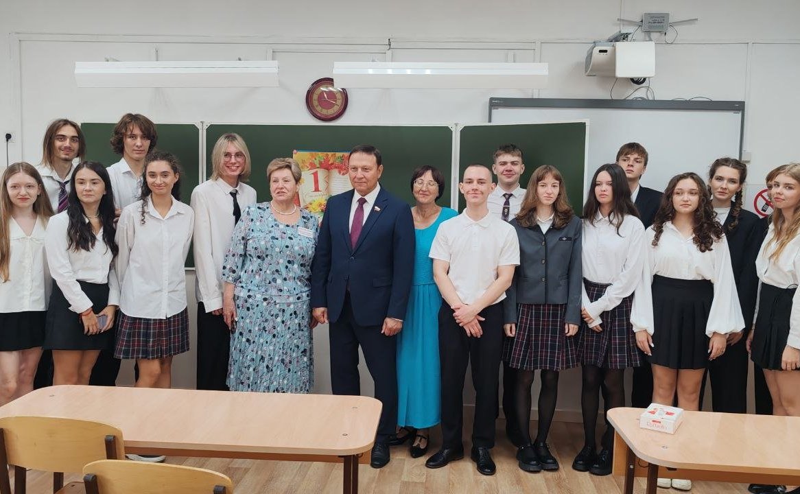 Александр Ролик в День знаний принял участие в торжественной линейке в школе № 39 г. Владивостока