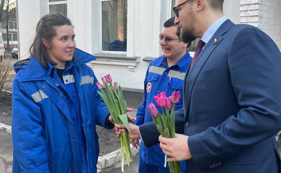 Руслан Смашнев поздравил с 8 Марта сотрудниц Станции скорой медицинской помощи в Смоленске