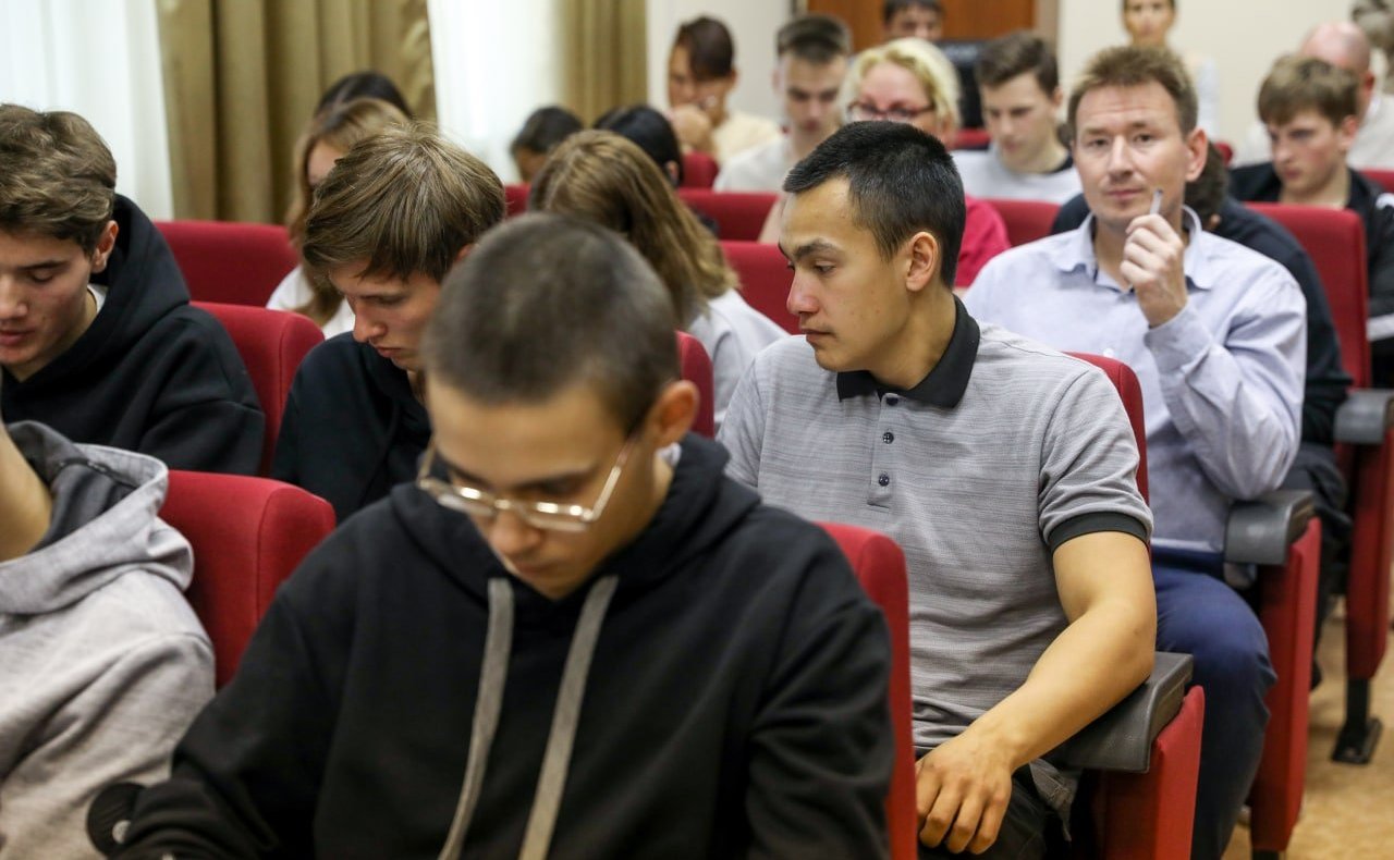 Денис Гусев принял участие во всероссийской патриотической акции «Диктант Победы-2022»