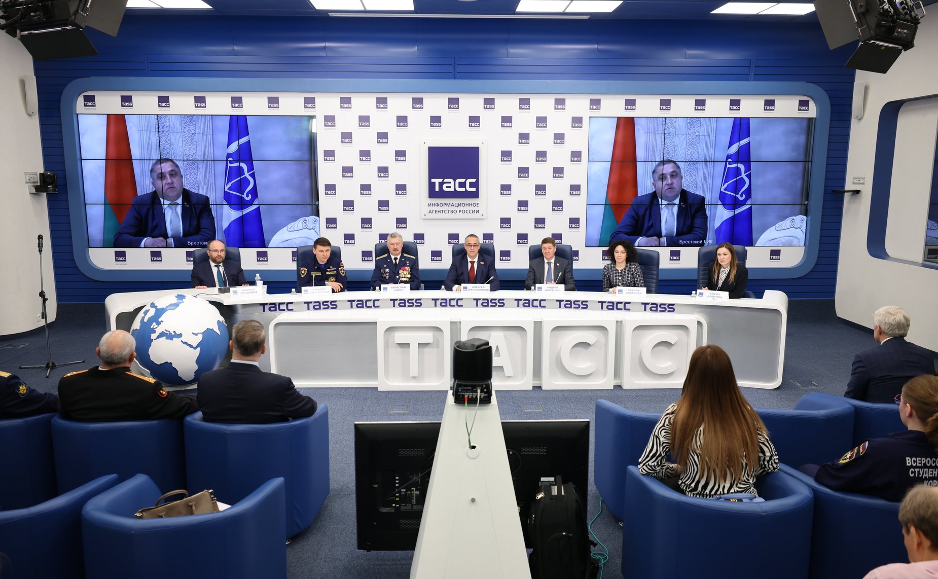 В пресс-центре ТАСС председатель Комитета СФ по федеративному устройству, региональной политике,МСУ и делам Севера Андрей Шевченко принял участие в пресс-конференции, посвященной запуску патриотического проекта «Города-герои – города Героев»