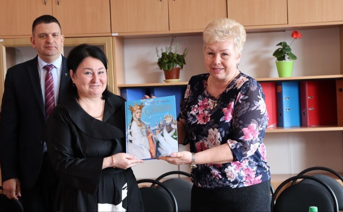 Ольга Бас в ходе поездки в регион провела встречу с педколлективом, представителями шефа-региона Калужской области, министерства образования ЛНР, депутатского и общественного советов по контролю над объектом капитального ремонта Золотовской школы № 16