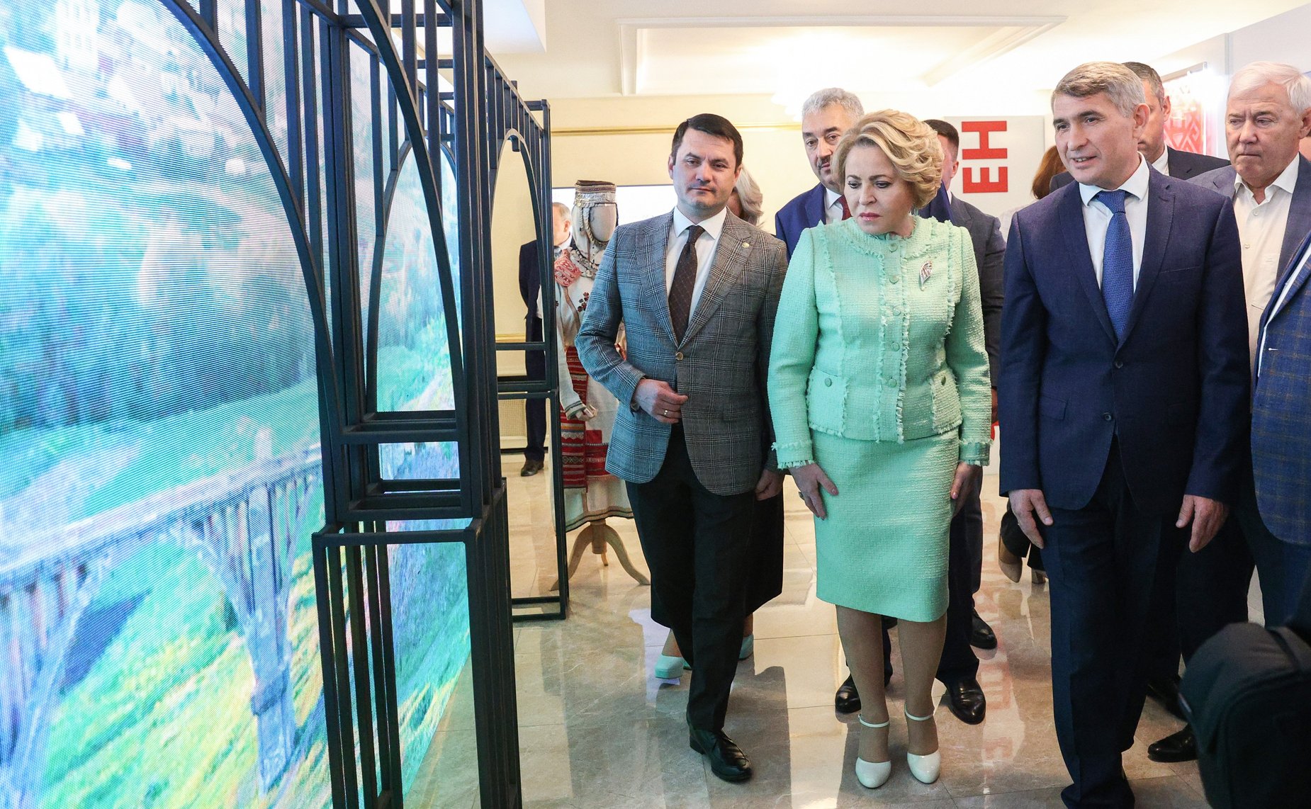 Валентина Матвиенко и Олег Николаев осмотрели выставку, посвященную истории и перспективным направлениям развития Чувашской Республики