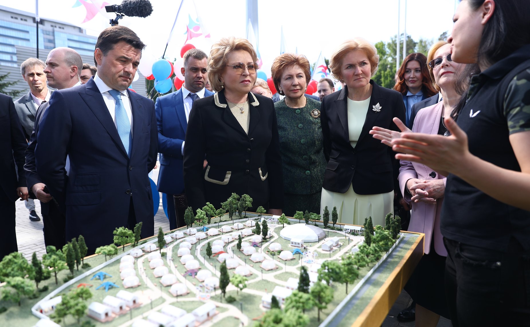 В. Матвиенко и Г. Карелова на открытии выставки