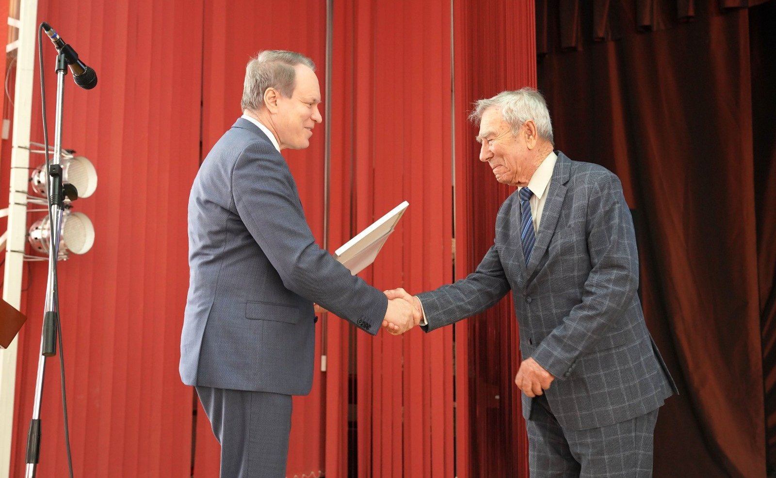 Александр Башкин принял участие в торжественном мероприятии, посвященном знаковой дате — 30-летию современной истории парламентаризма в Астраханской области