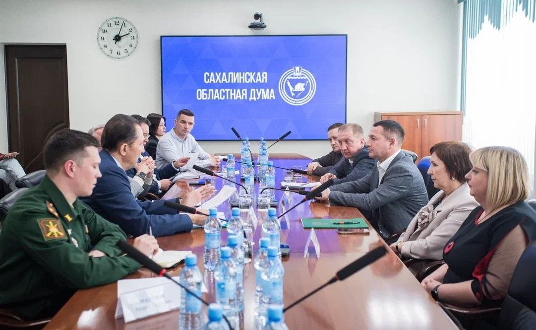 Андрей Хапочкин провёл совещание в Сахалинской областной Думе