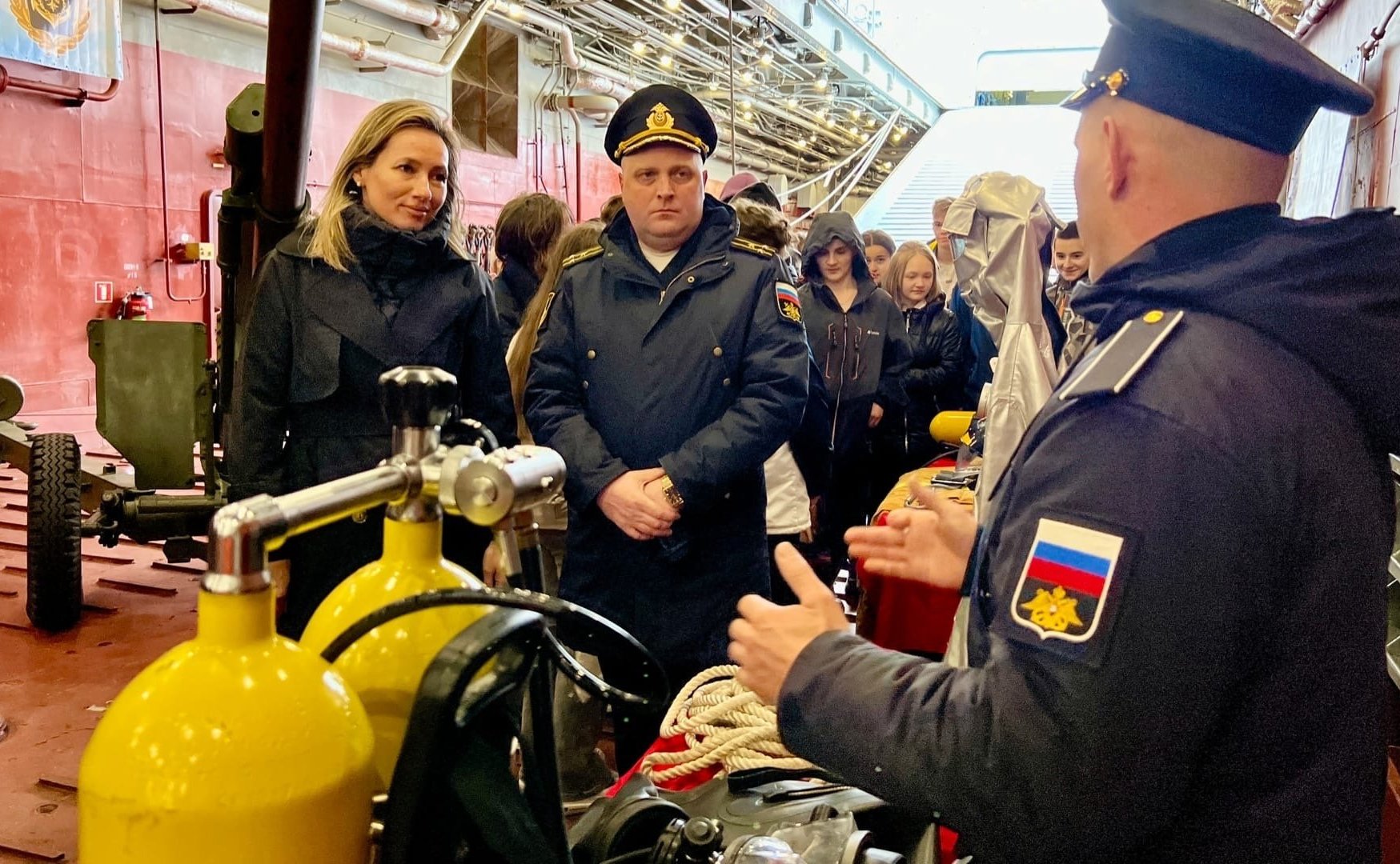 Татьяна Сахарова ознакомилась с экспозицией агитационной выставки на корабле «Иван Грен»