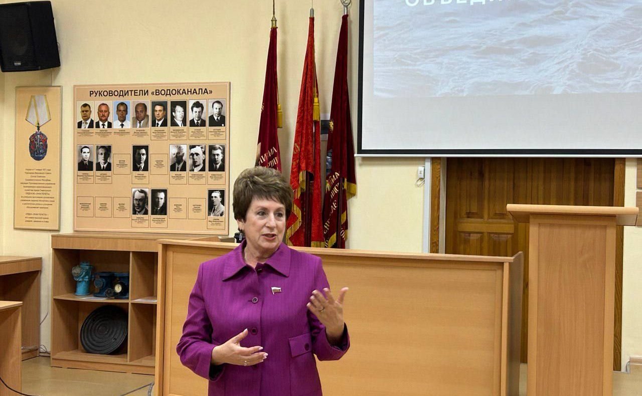 Екатерина Алтабаева от имени Председателя СФ Валентины Матвиенко вручила коллективу ГУП «Водоканал» Почетную грамоту верхней палаты Федерального Собрания за большой вклад в развитие жилищно-коммунального хозяйства