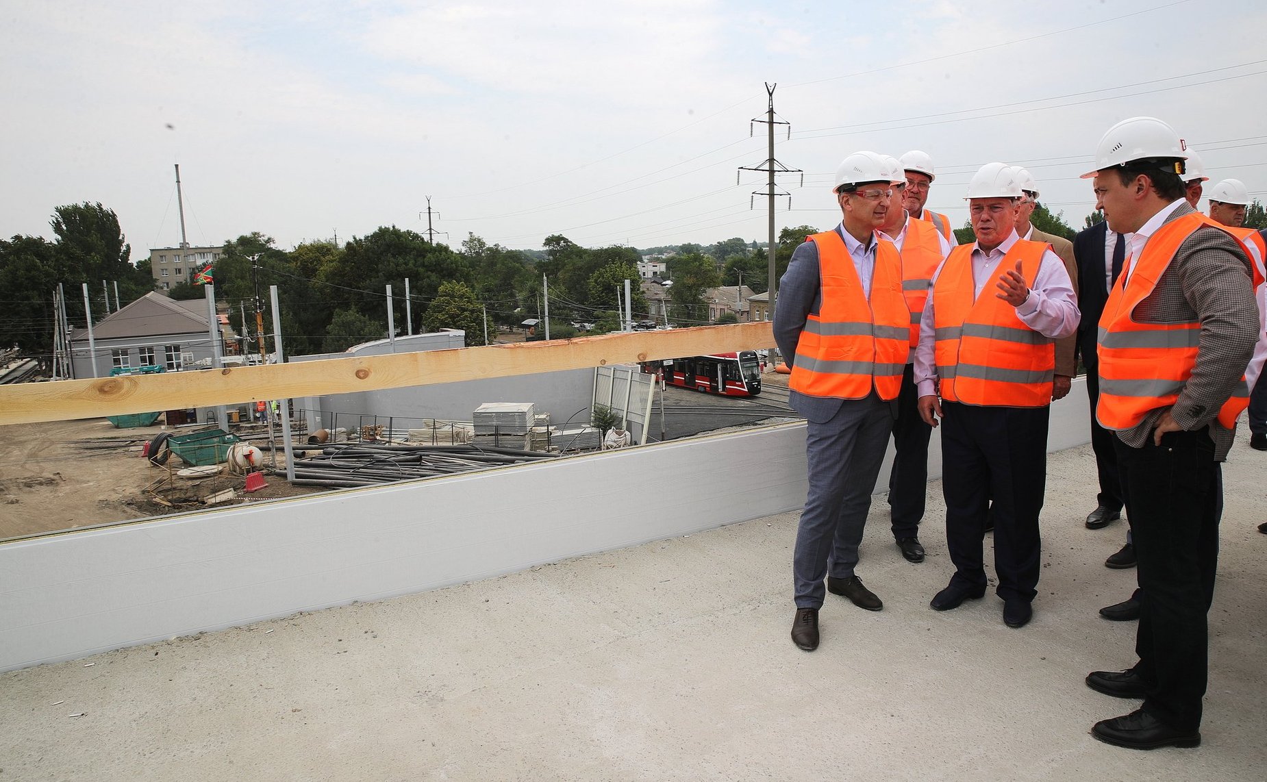 Андрей Яцкин в рамках рабочей поездки в регион осмотрел ход строительства депо и трамвайных путей в Таганроге