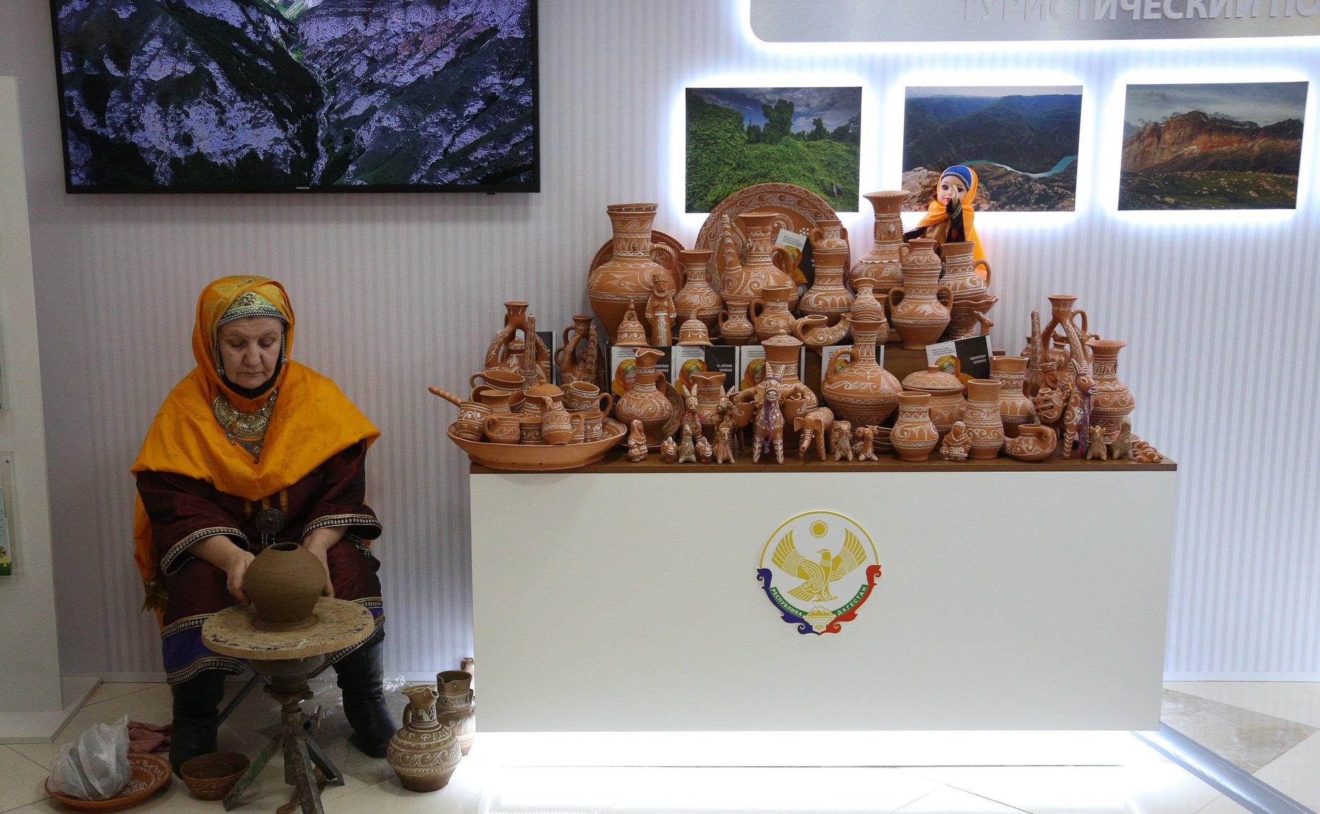 Валентина Матвиенко и Сергей Меликов посетили выставку, посвященную 100-летию Республики Дагестан