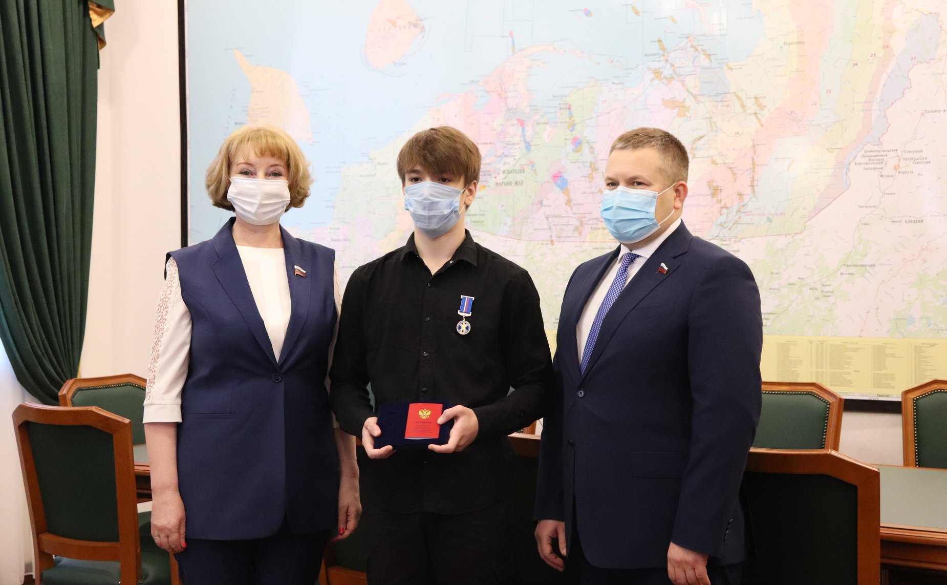 В Нарьян-Маре подростку, спасшему ребенка, вручили памятную медаль Совета Федерации «За проявленное мужество»