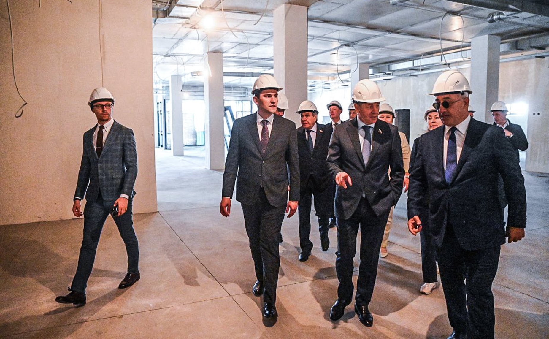 Сенаторы РФ осмотрели площадку строительства школы в поселке Московский Тюменского муниципального района