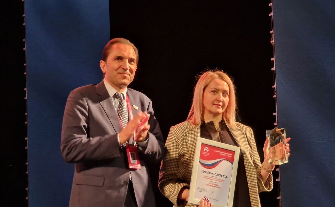 Андрей Хапочкин вручил национальную премию в номинации «Лучший проект по популяризации и продвижению русского языка» на форуме «Патриот»