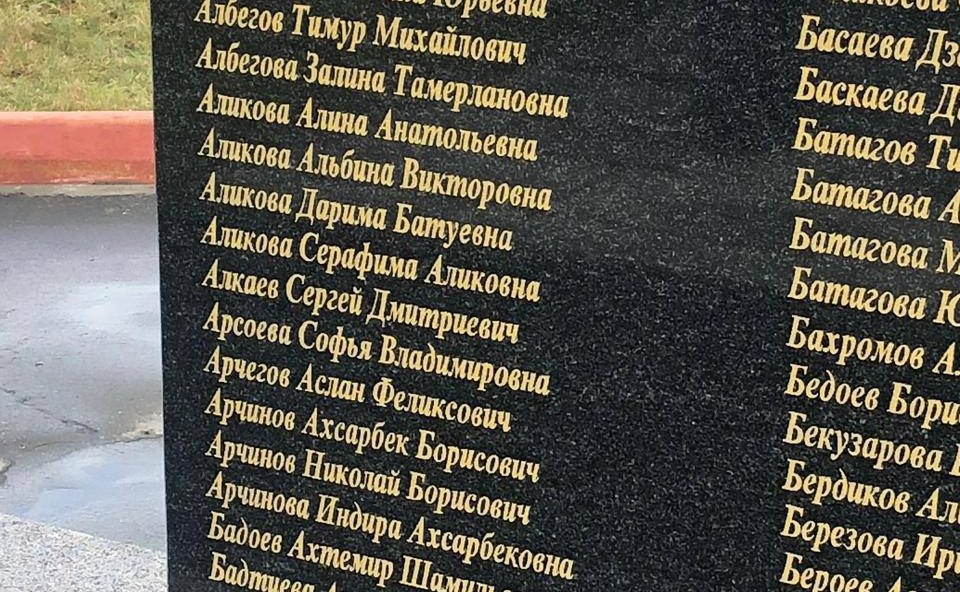 Баир Жамсуев в Агинской средней школе № 2 принял участие в митинге памяти Даримы Аликовой-Базаровой — выпускницы этой школы, работавшей учителем истории в Беслане