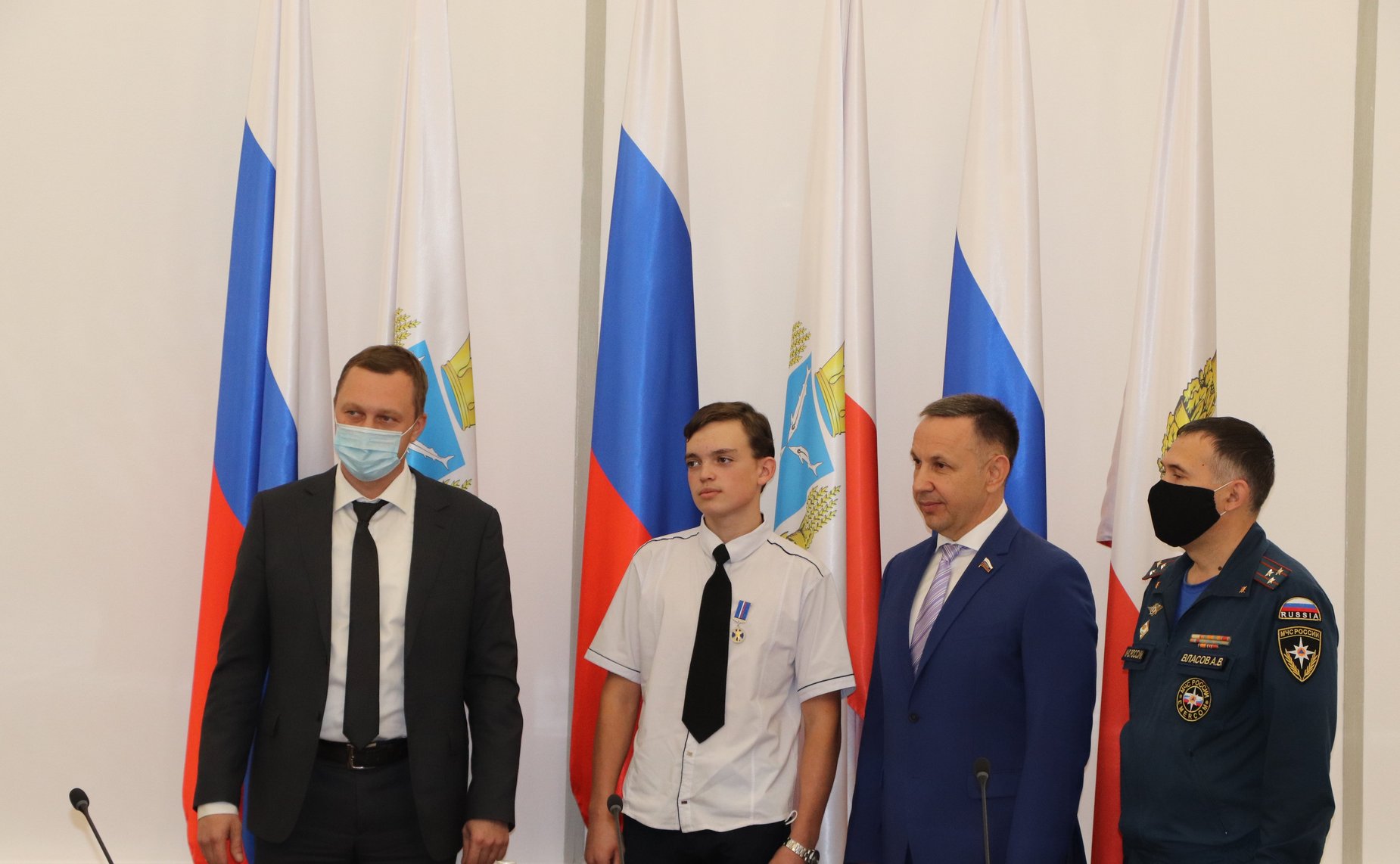 Олег Алексеев вручил медаль Совета Федерации «За проявленное мужество» девятикласснику Антону Солдатенкову