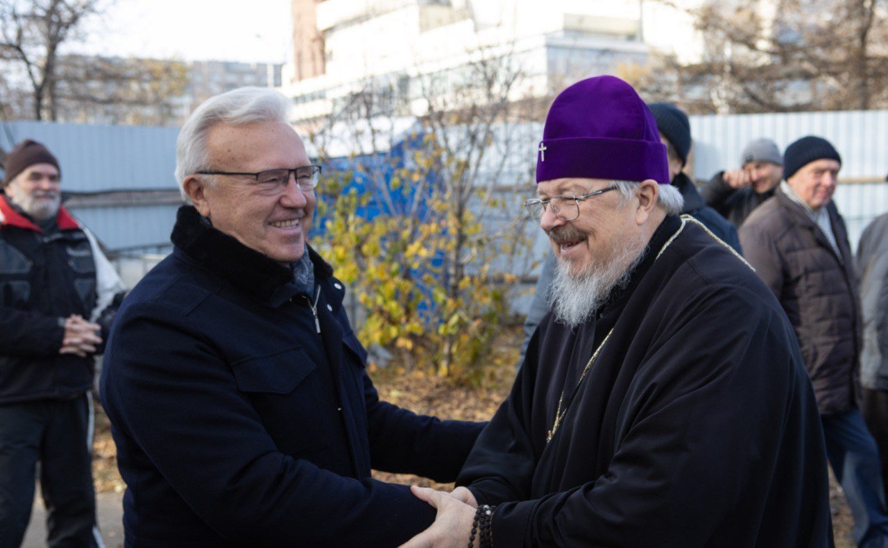 Александр Усс в рамках поездки в регион встретился с митрополитом Красноярским и Ачинским Пантелеимоном у строящегося храма