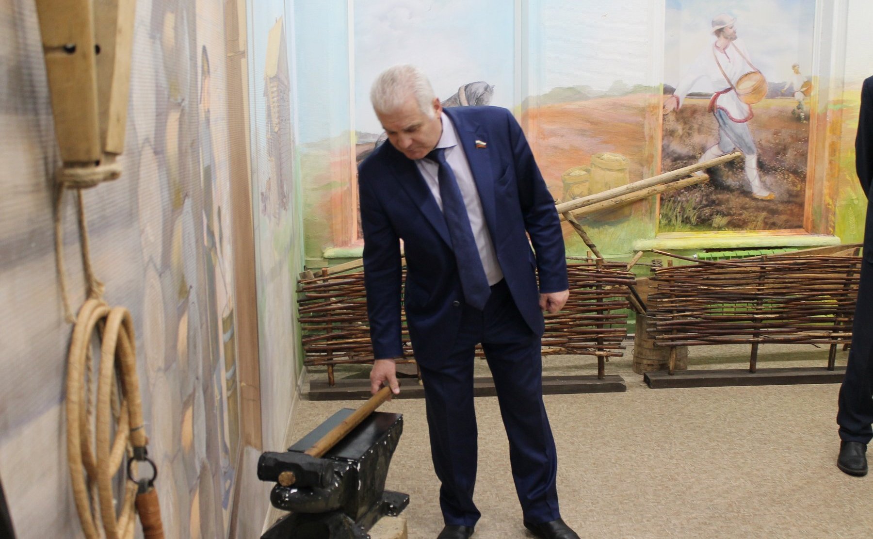 Сергей Мартынов побывал в Музее марийской сказки