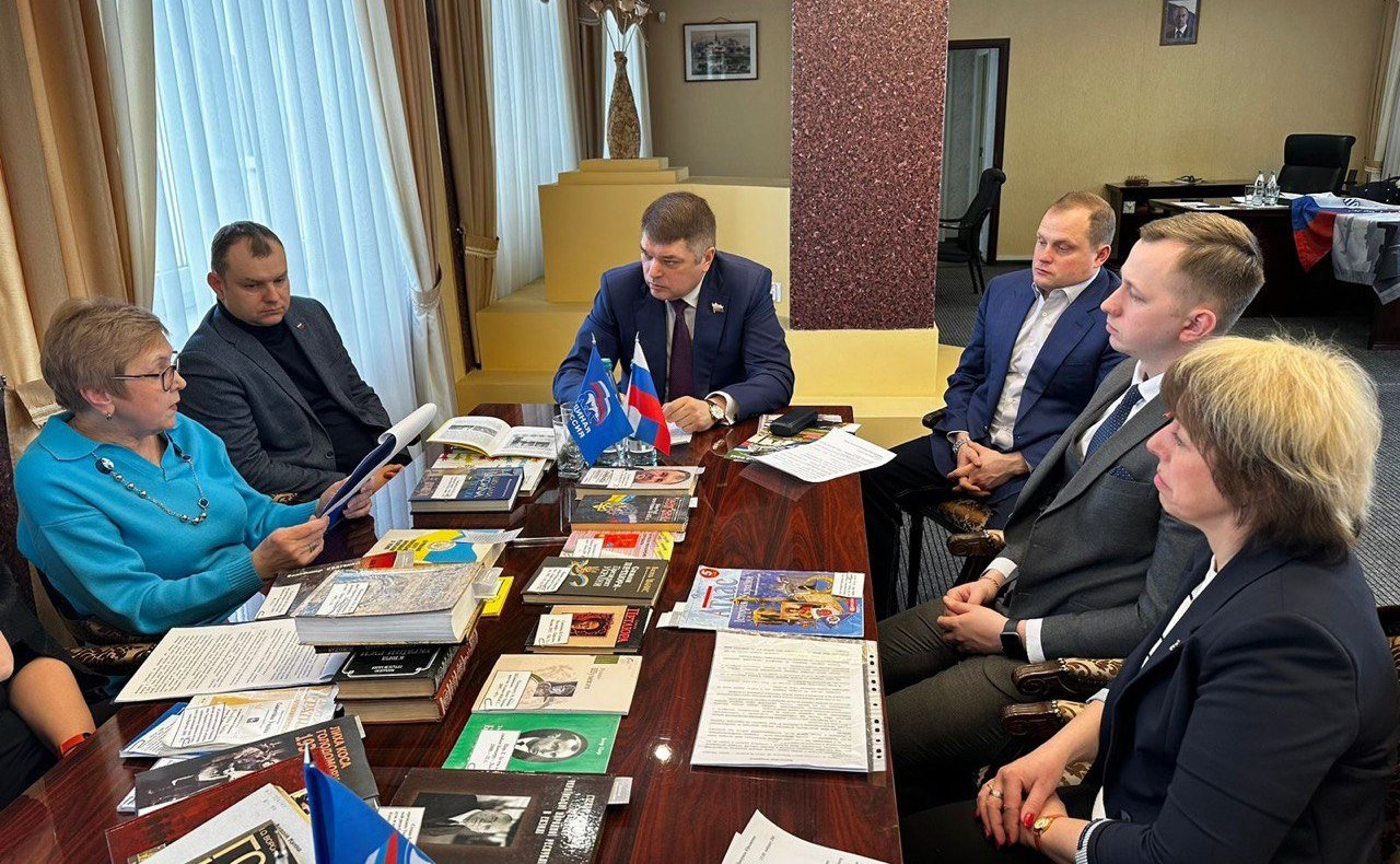 Дмитрий Василенко провел совещание с представителями органов законодательной власти Ленинградской области, местного самоуправления, экспертами, посвященное анализу литературы, привезенной из освобожденных городов на территории Украины