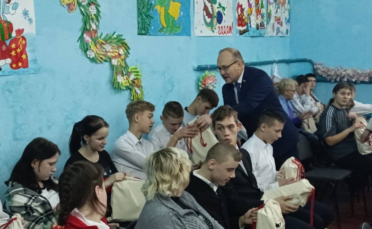 Вместе с Дедом Морозом и Снегурочкой на новогодней ёлке поздравляли детей-сирот Тельченской общеобразовательной школы-интерната Мценского района Орловской области