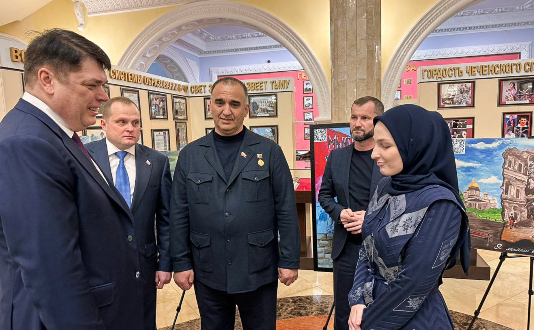 Дмитрий Василенко представил в Чеченской Республике выставку детского рисунка, посвященную 80-летию полного освобождения Ленинграда от фашистской блокады