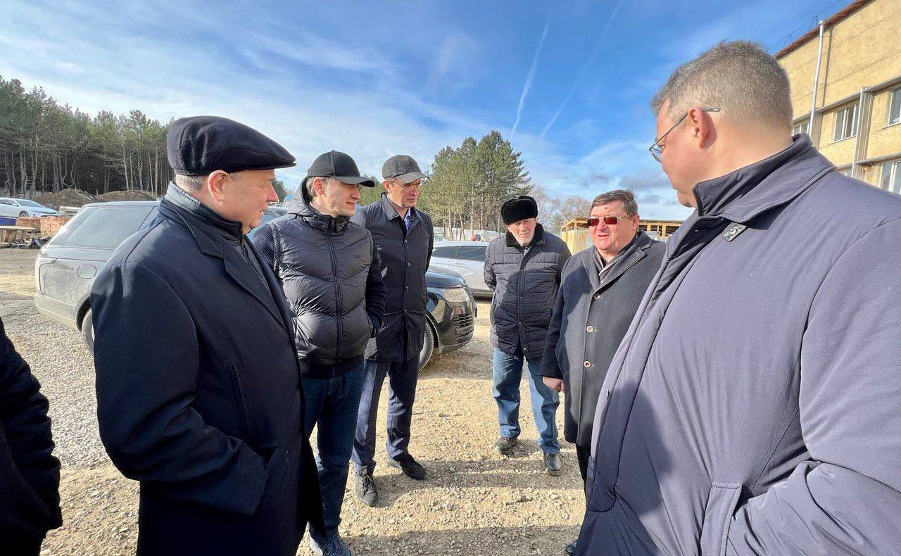 Анатолий Артамонов совершил рабочую поездку в Кавминводы и посетил строительные площадки социальных объектов Кисловодска