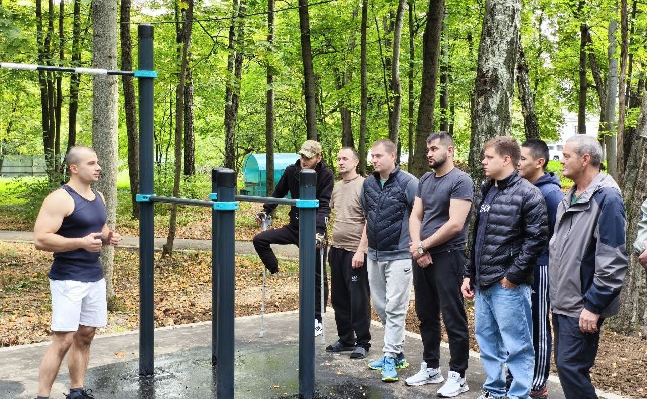 Андрей Хапочкин выступил инициатором проекта создания инклюзивной спортивной площадки для раненых бойцов, проходящих лечение в госпитале им. Н. Н. Бурденко