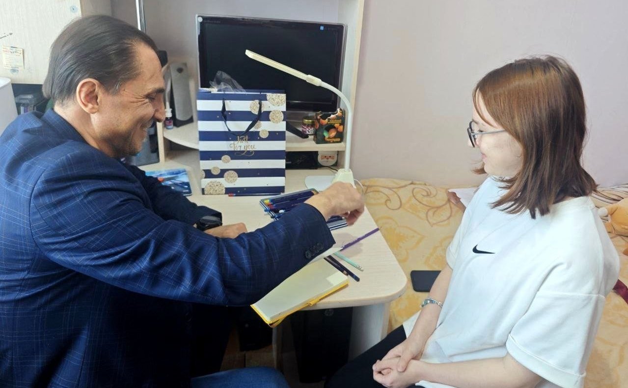 Семья Хапочкиных и Денис Раздобреев поздравили с наступающим Новым годом Василия Николаевича и Нину Федоровну Андреевых