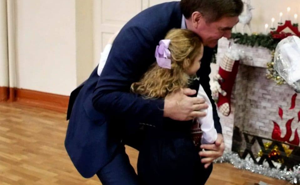 Александр Савин вручил новогодний подарок школьнице из города Людиново Калужской области