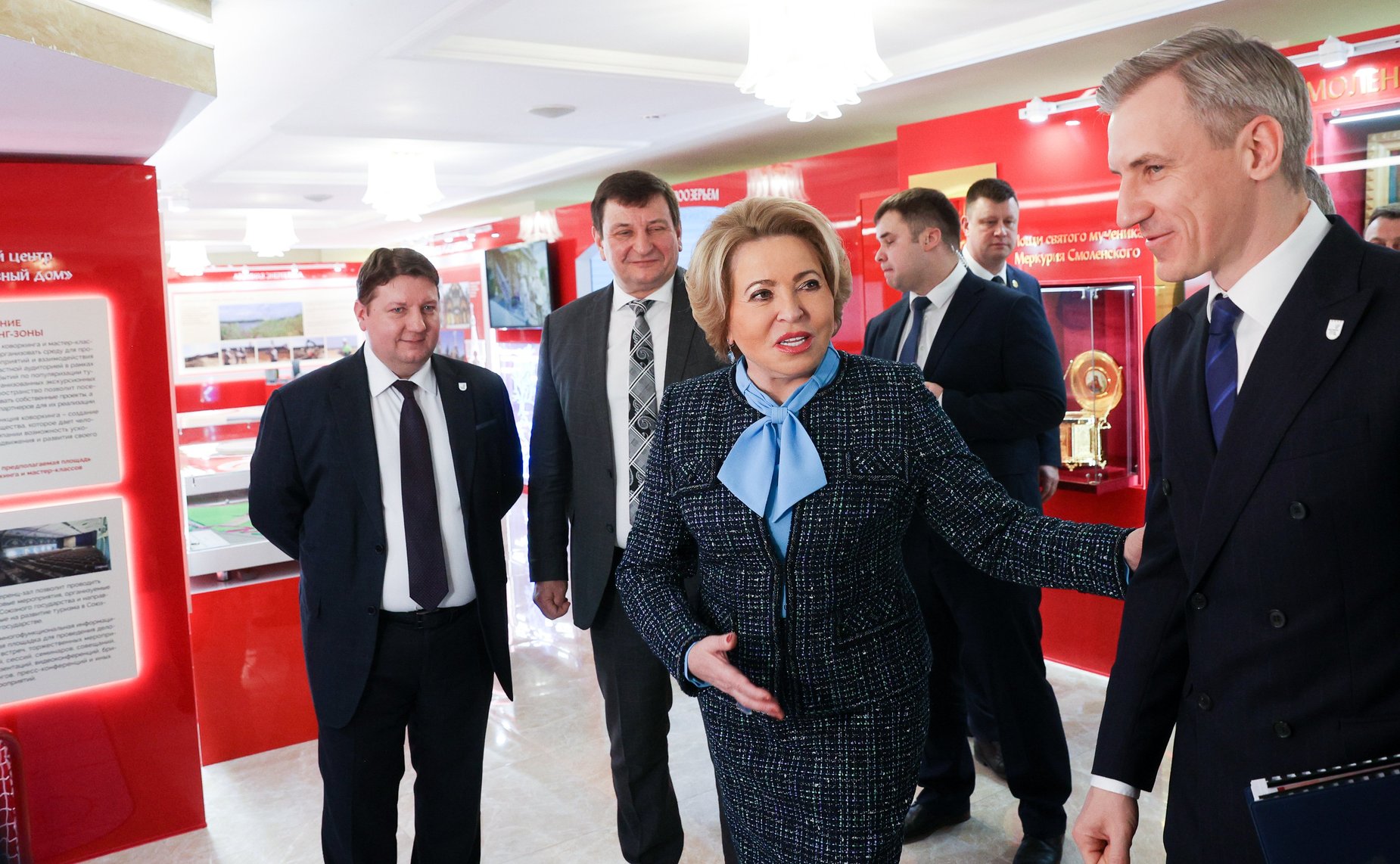Валентина Матвиенко и Василий Анохин осмотрели выставку, посвященную истории, культуре и перспективным направлениям развития Смоленской области