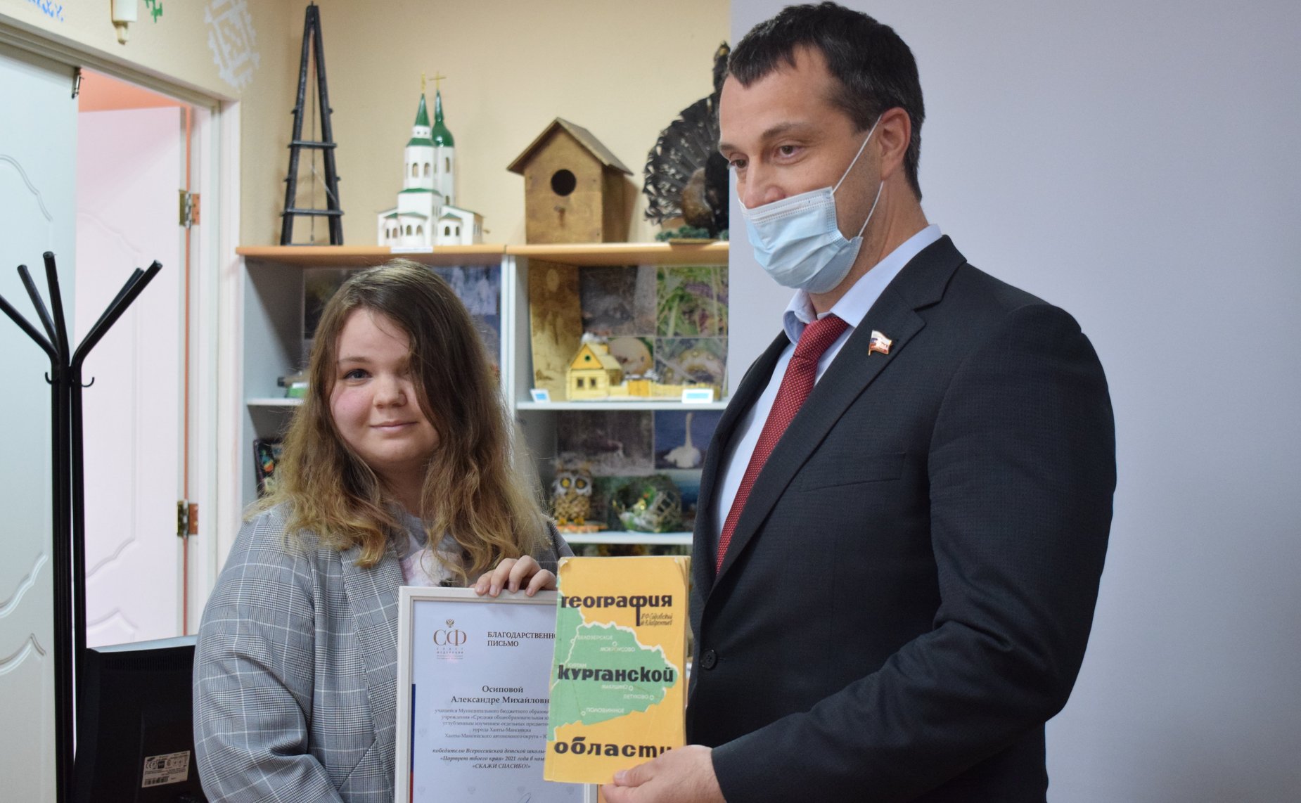 Эдуард Исаков в рамках рабочей недели в регионе посетил среднюю общеобразовательную школу №3 города Ханты-Мансийска