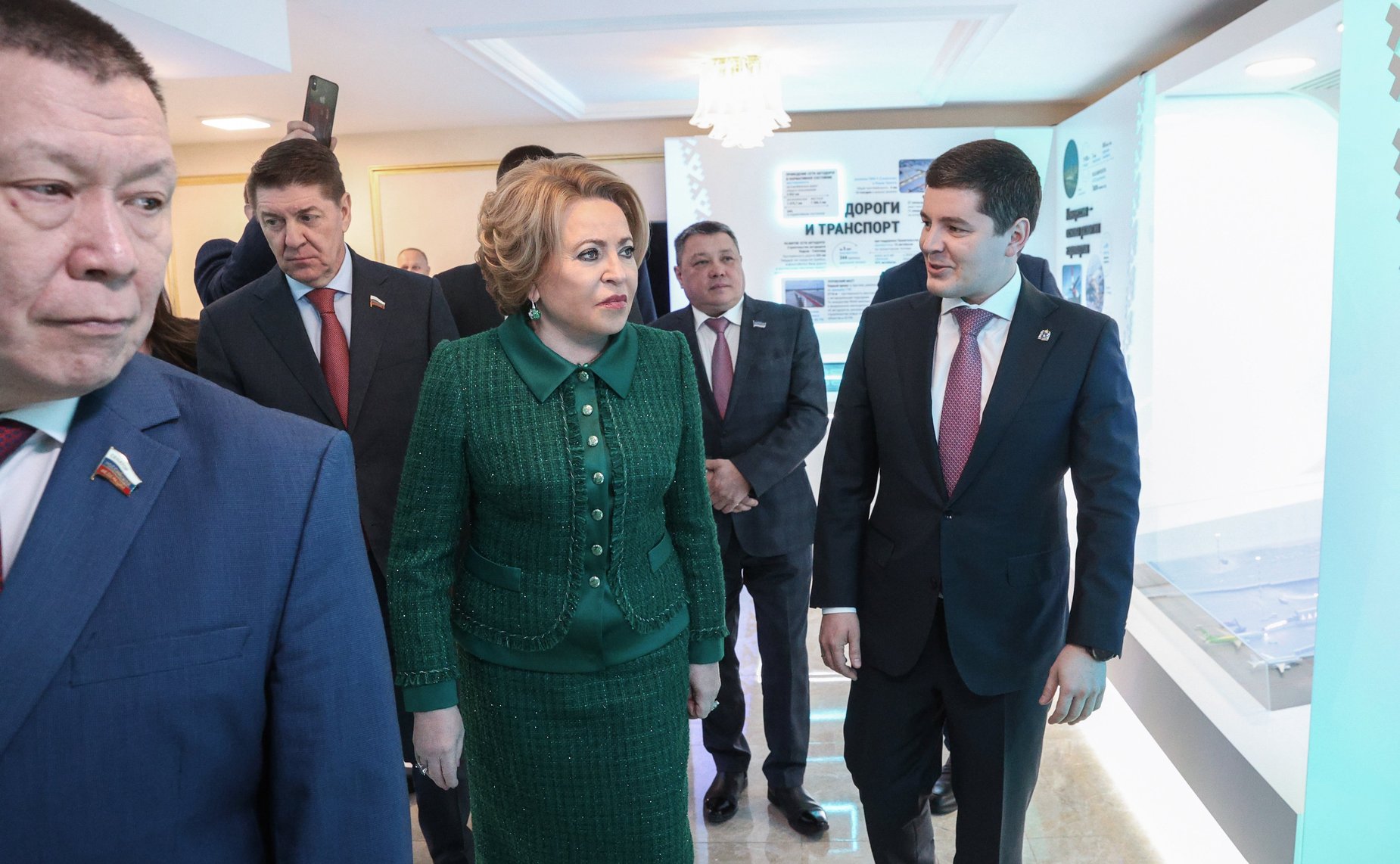 Валентина Матвиенко и Дмитрий Артюхов осмотрели выставку, посвященную истории и перспективным направлениям развития Ямало-Ненецкого автономного округа