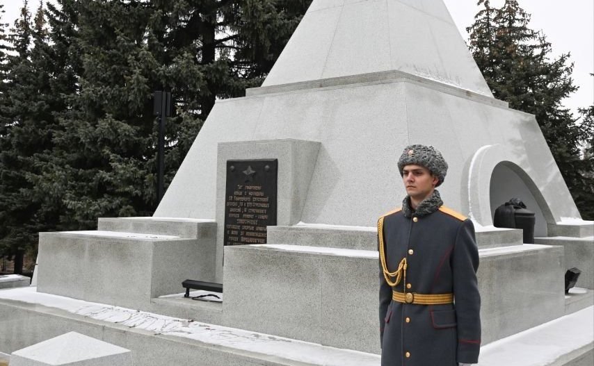 Ольга Бас в ходе поездки в регион возложила цветы к мемориалу «Острая Могила»
