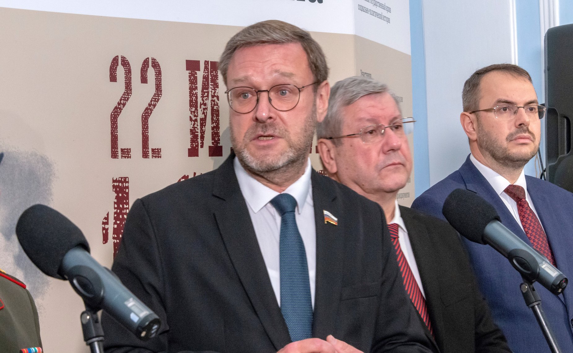 Заместитель Председателя Совета Федерации Константин Косачев обратился с приветственным словом к участникам церемонии открытия историко-документальной выставки «Великая Отечественная война. 22 июня 1941 – 19 ноября 1942»