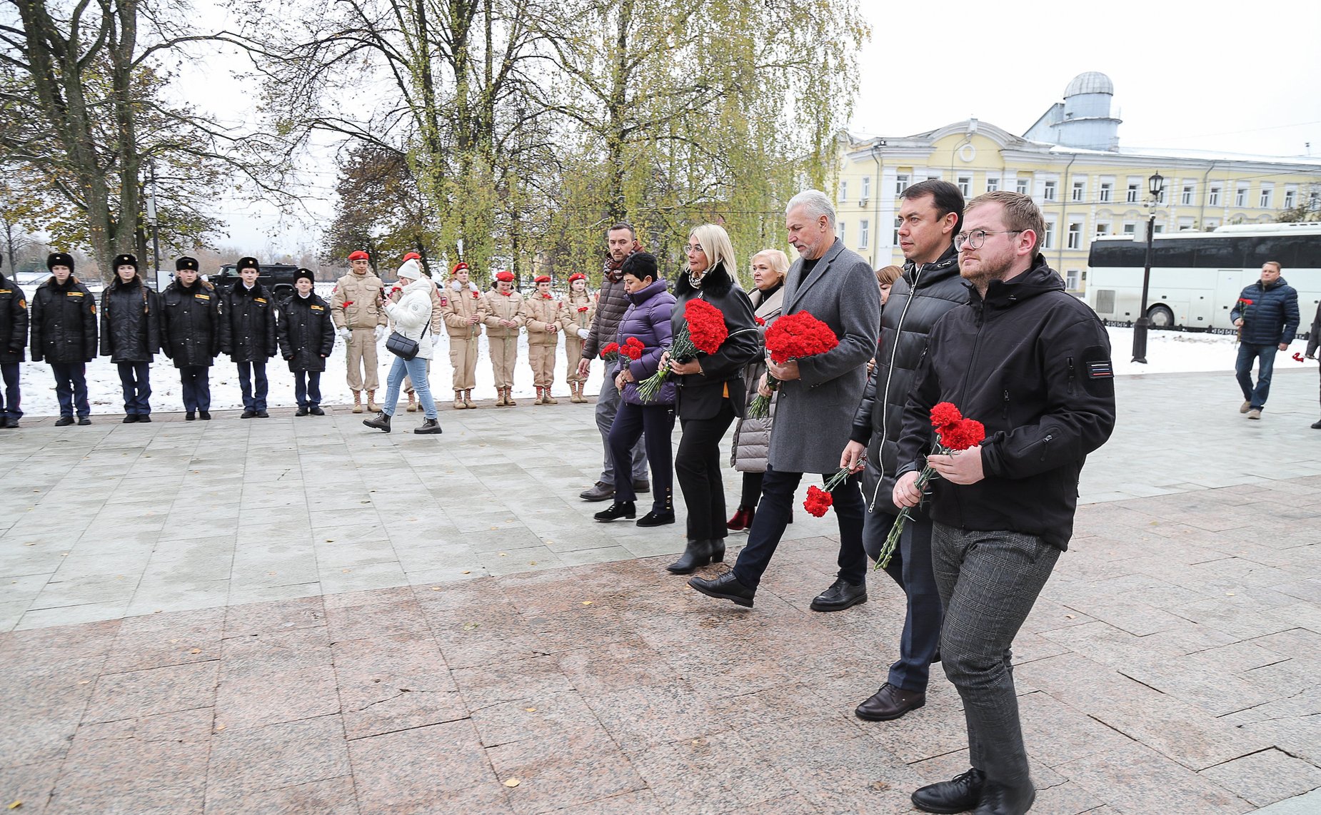 Российские и белорусские парламентарии возложили цветы к Вечному огню в Ярославле и почтили память погибших в годы Великой Отечественной войны