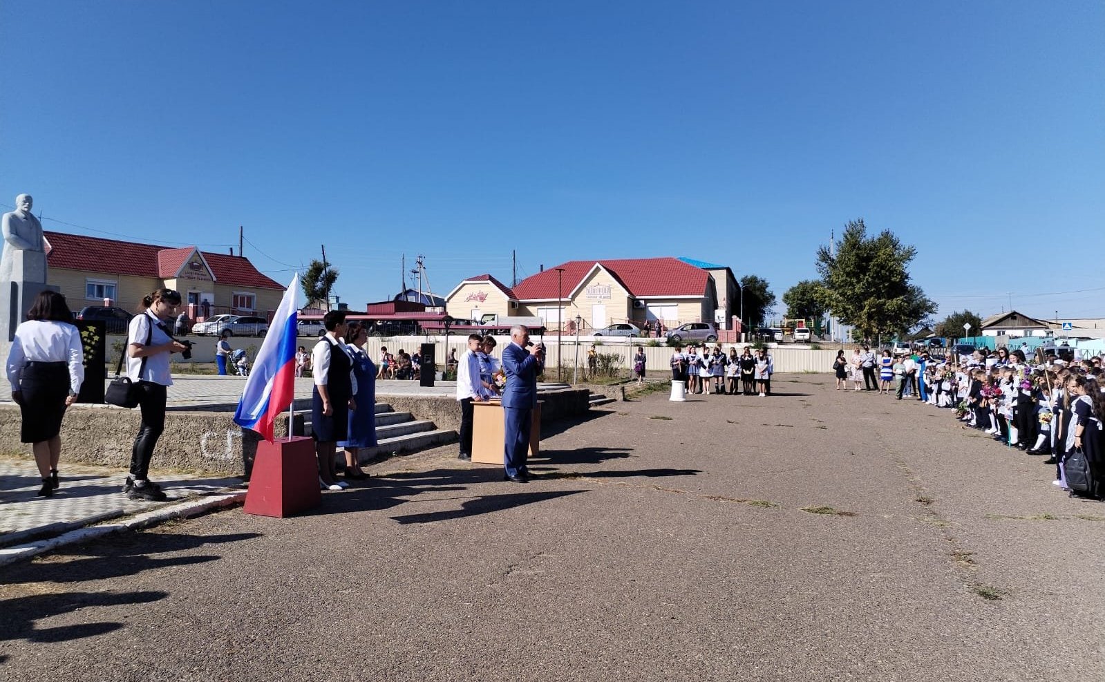 Сергей Михайлов принял участие в торжественных линейках, посвящённых Дню знаний, в школах сел Нижний Цасучей и Верхний Цасучей