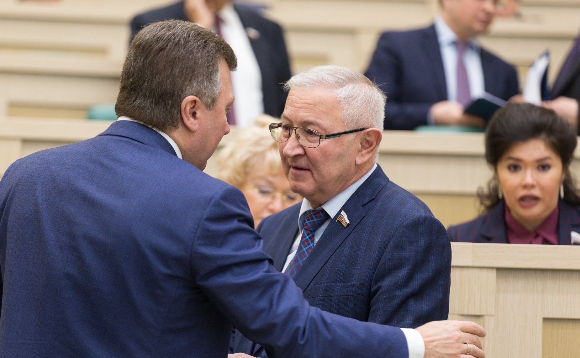 Сенаторы перед началом 427-го заседания Совета Федерации