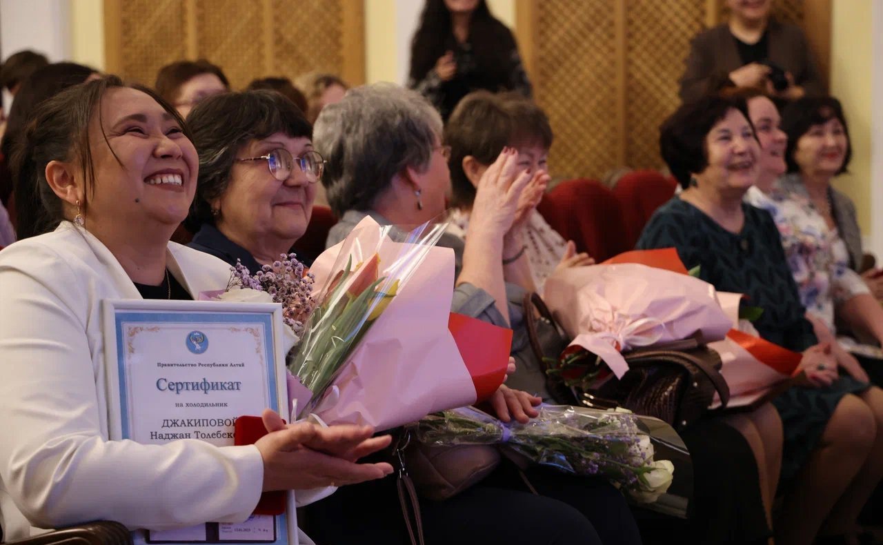 Торжественное собрание, посвященном празднованию Международного женского дня 8 Марта, прошло в Большом зале Национального театра РА