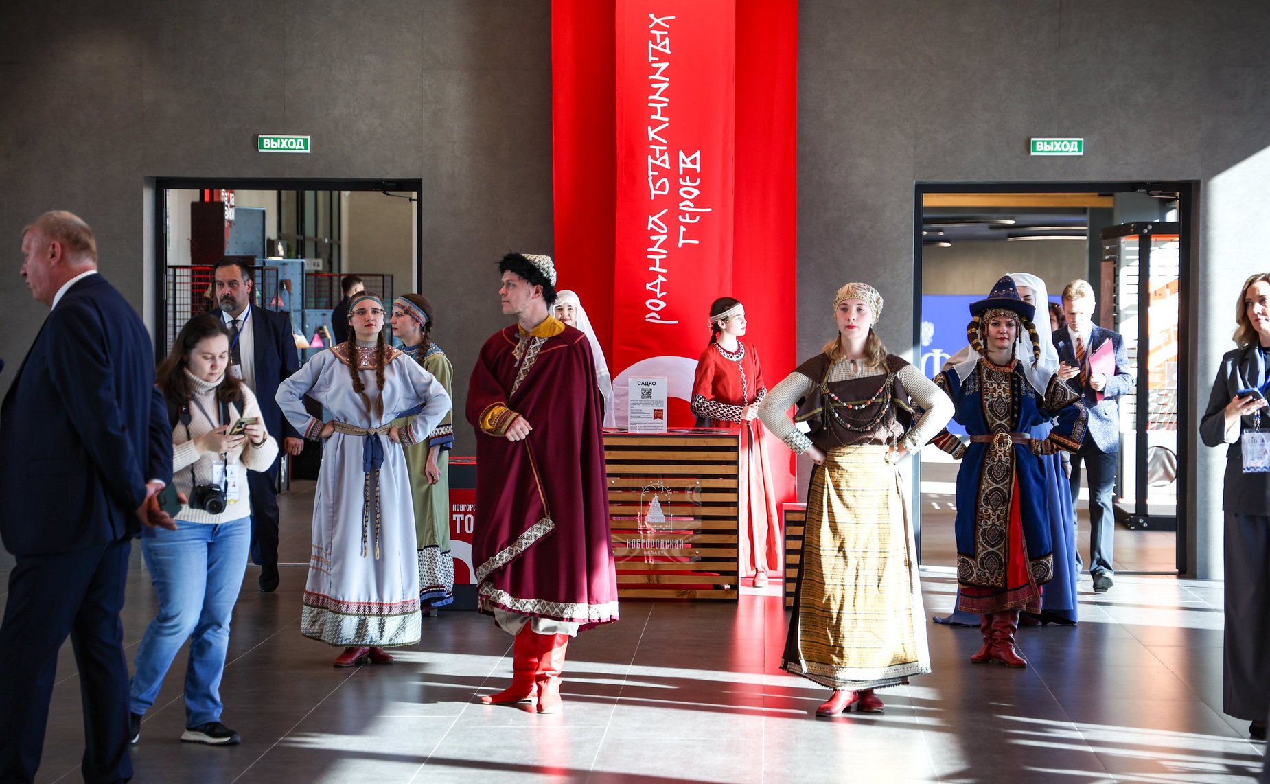 Валентина Матвиенко посетила Софийский собор и осмотрела выставку брендов «Новгородский торг»