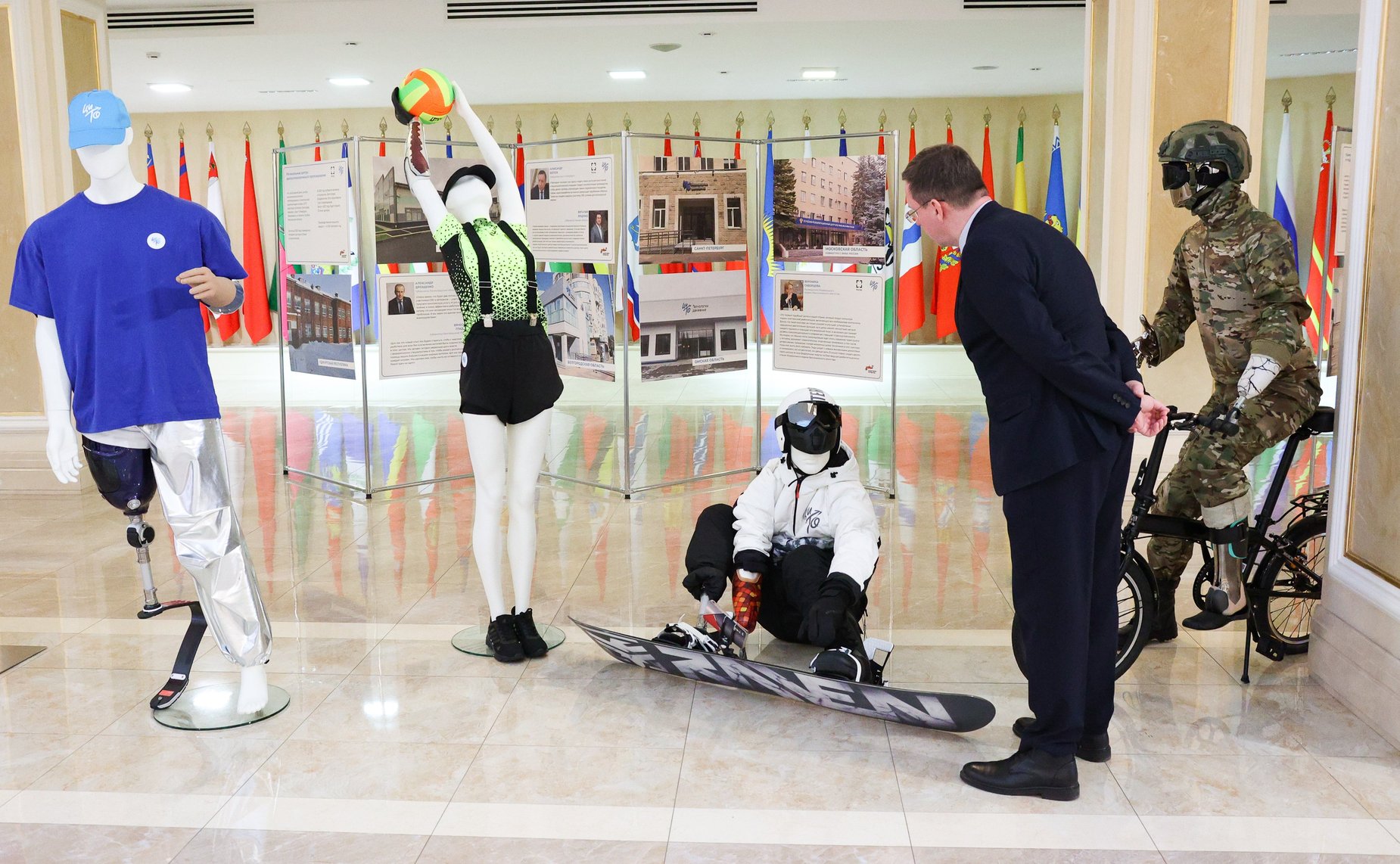 Открытие и осмотр выставки последних разработок в области высокотехнологического протезирования