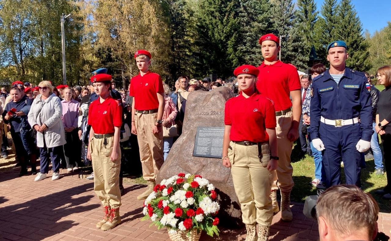 Анатолий Артамонов и Александр Савин посетили мемориальный комплекс «Безымянная высота» в Куйбышевском районе Калужской области