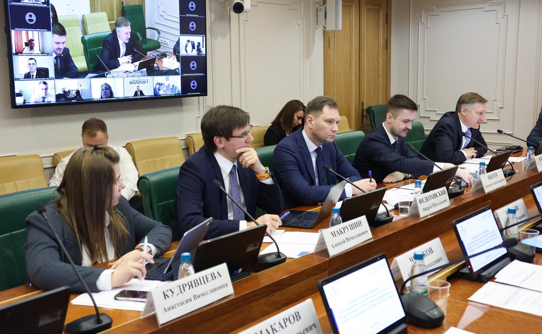 Совещание Комитета СФ по экономической политике по вопросу движения по автомобильным дорогам транспортных средств, осуществляющих перевозку твердых коммунальных отходов, с превышением допустимой нагрузки на ось