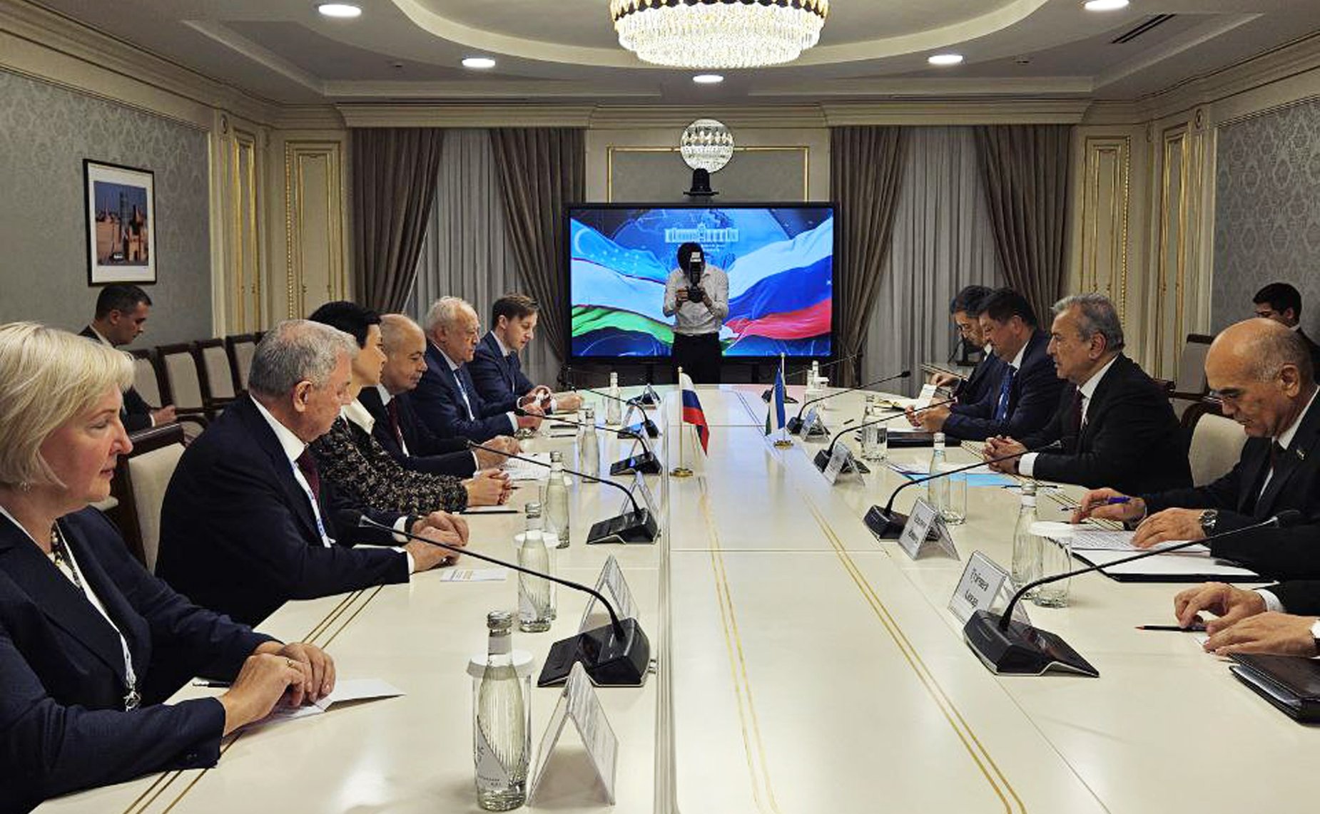 В Сенате Олий Мажлиса Узбекистана состоялась встреча сенаторов РФ с первым заместителем Председателя, сопредседателем Комиссии по сотрудничеству Сената Олий Мажлиса и Совета Федерации Садыком Сафаевым