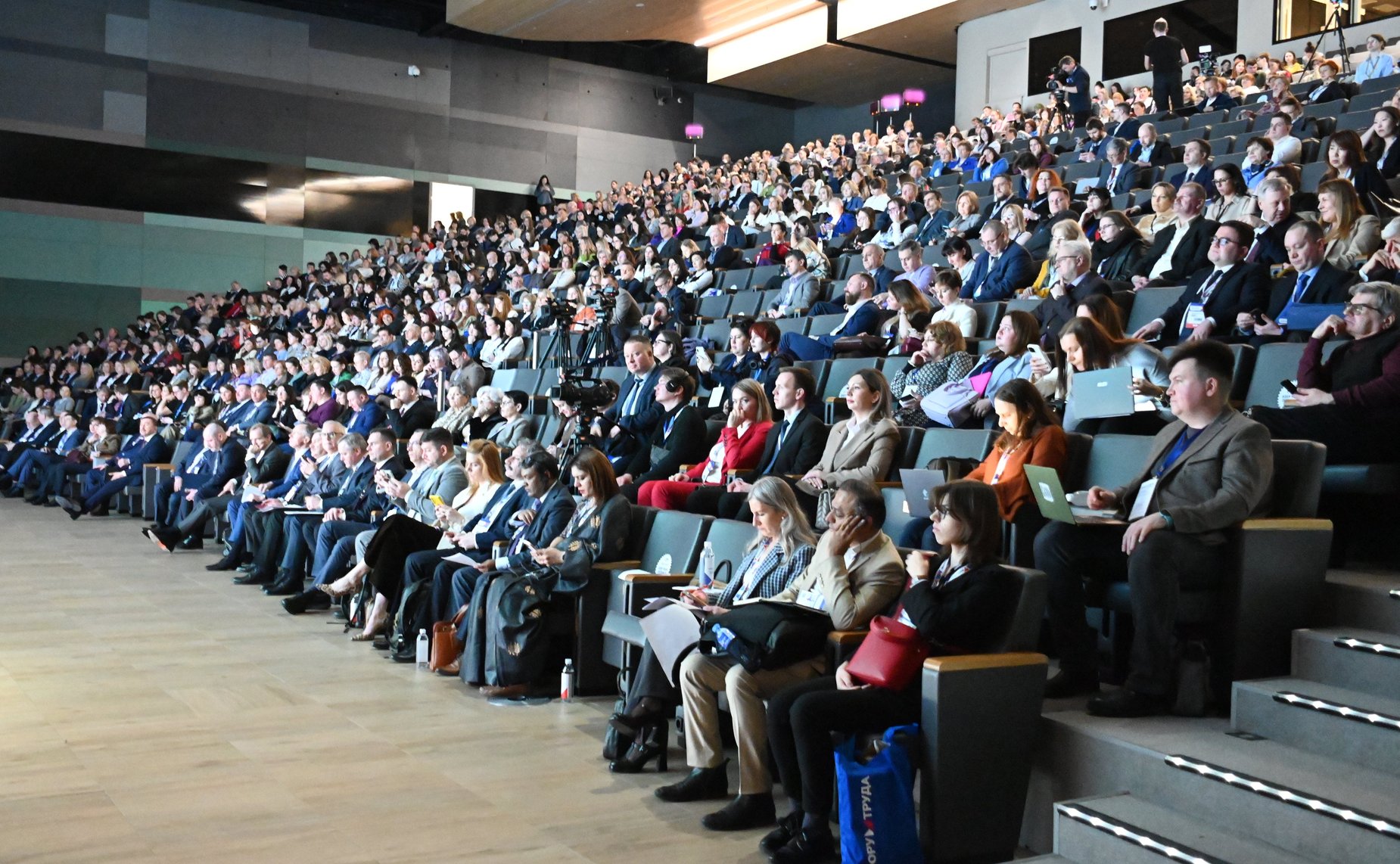 Председатель Комитета Совета Федерации по экономической политике Андрей Кутепов принял участие в работе Санкт-Петербургского Международного Форума труда