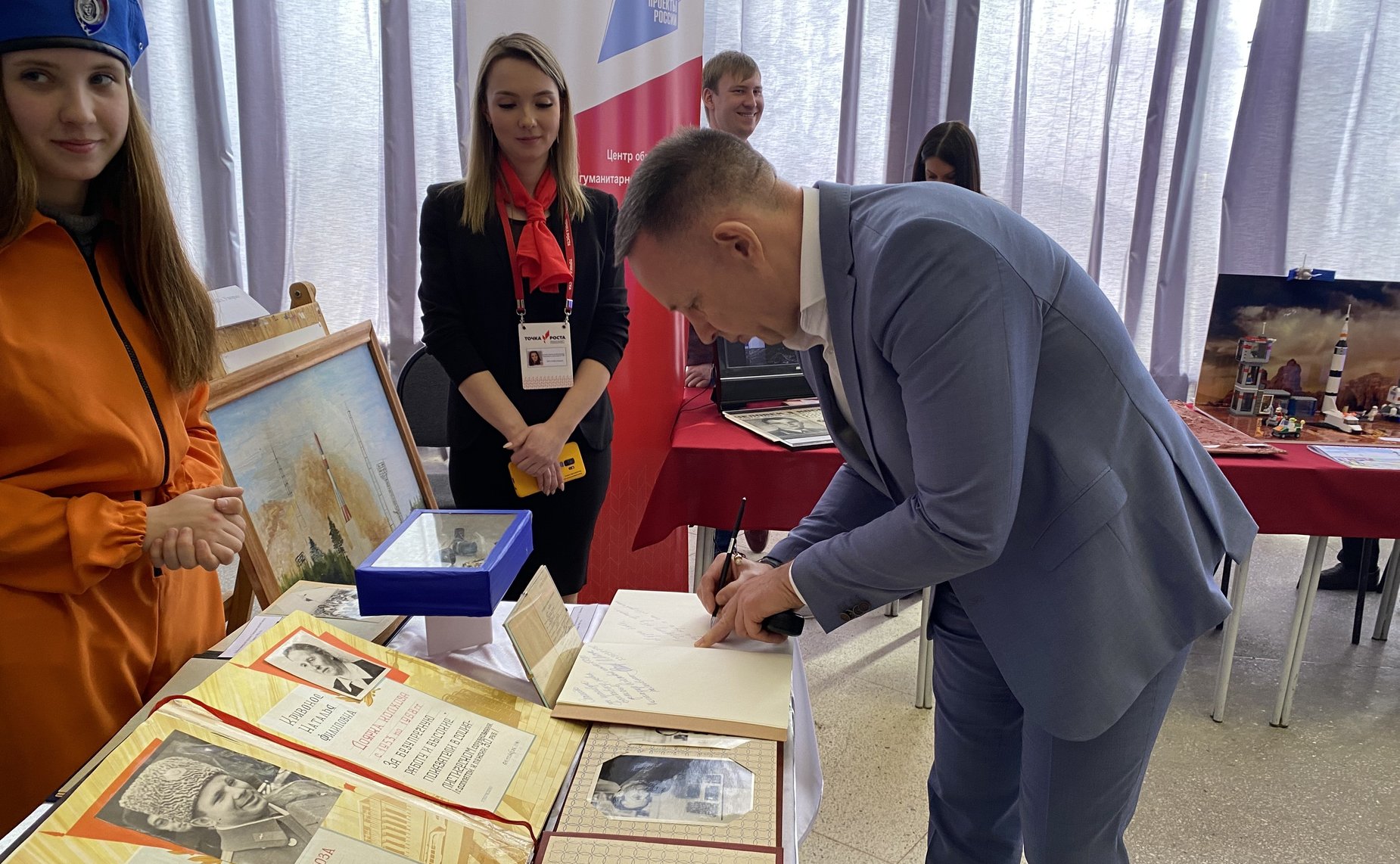 Олег Алексеев во время рабочей поездки в регион осмотрел тематическую выставку «Покорение космоса»