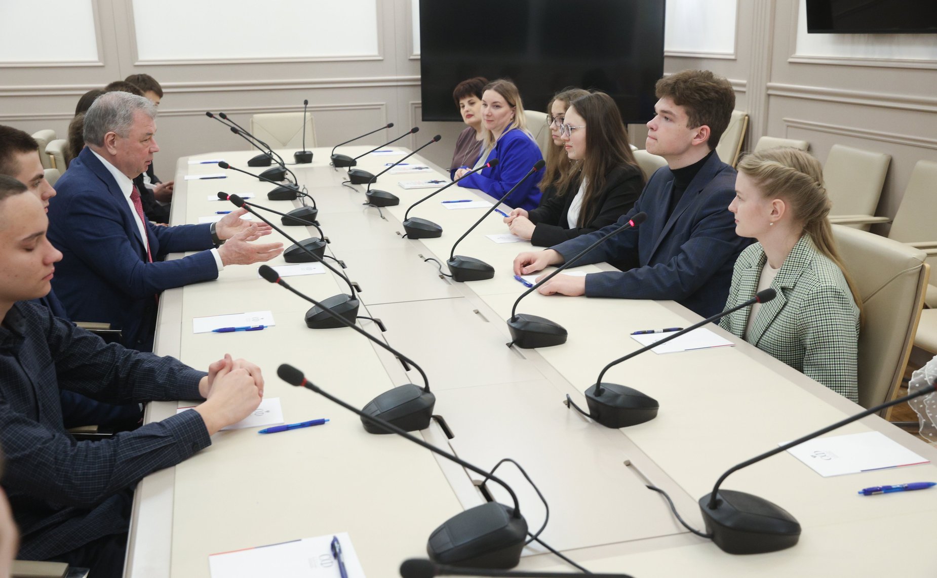 Анатолий Артамонов встретился в Совете Федерации со школьникам из Людиновского района Калужской области