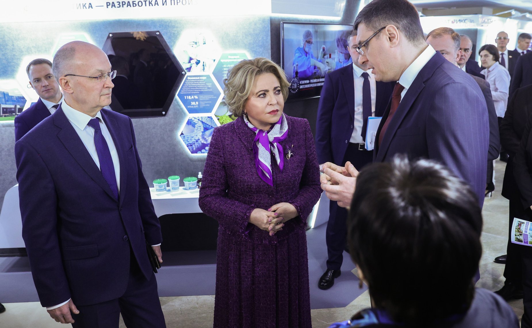 Валентина Матвиенко и Александр Авдеев посетили выставку, посвященную истории и культуре Владимирской области и основным направлениям развития региона