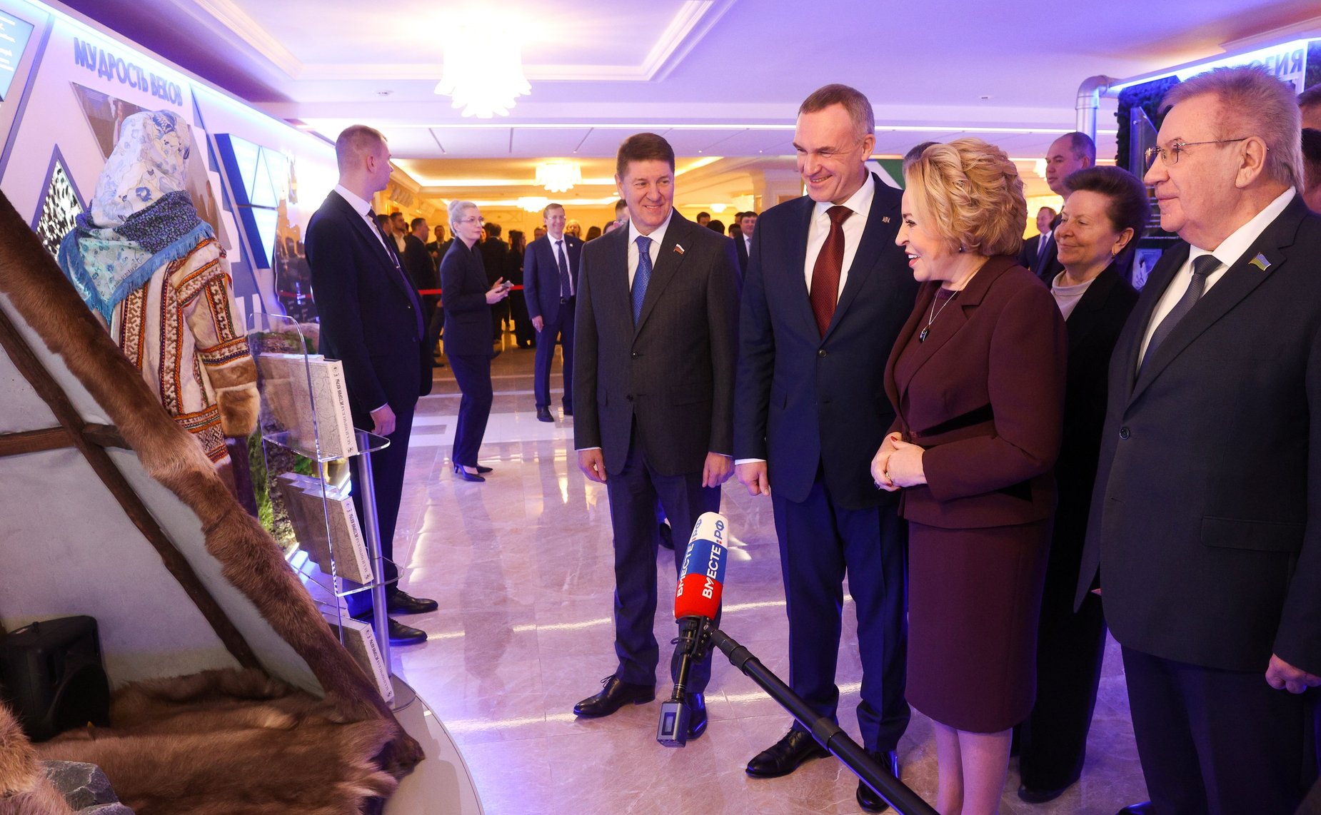 Валентина Матвиенко и Руслан Кухарук осмотрели выставку, посвященную истории и перспективным направлениям развития Ханты-Мансийского автономного округа – Югры