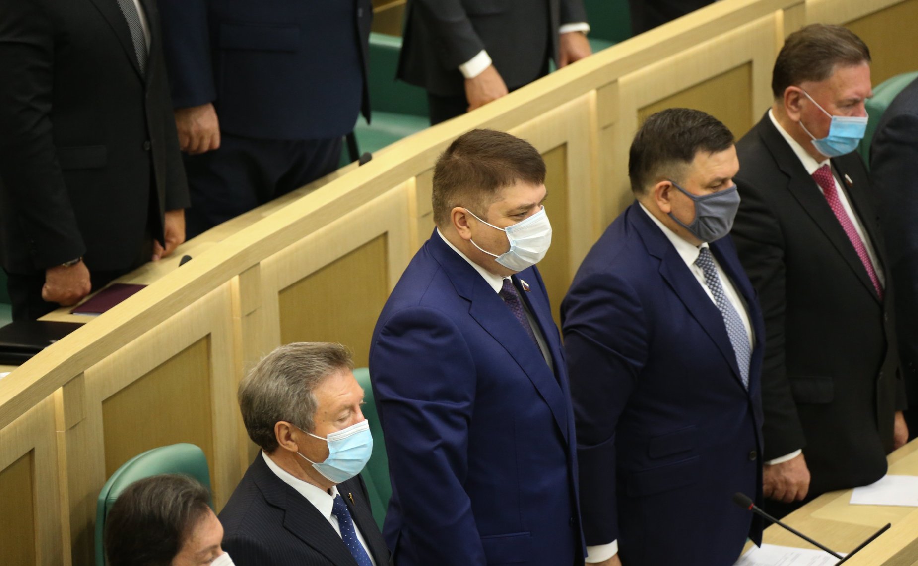 Сенаторы слушают Гимн России перед началом 489-го заседания Совета Федерации