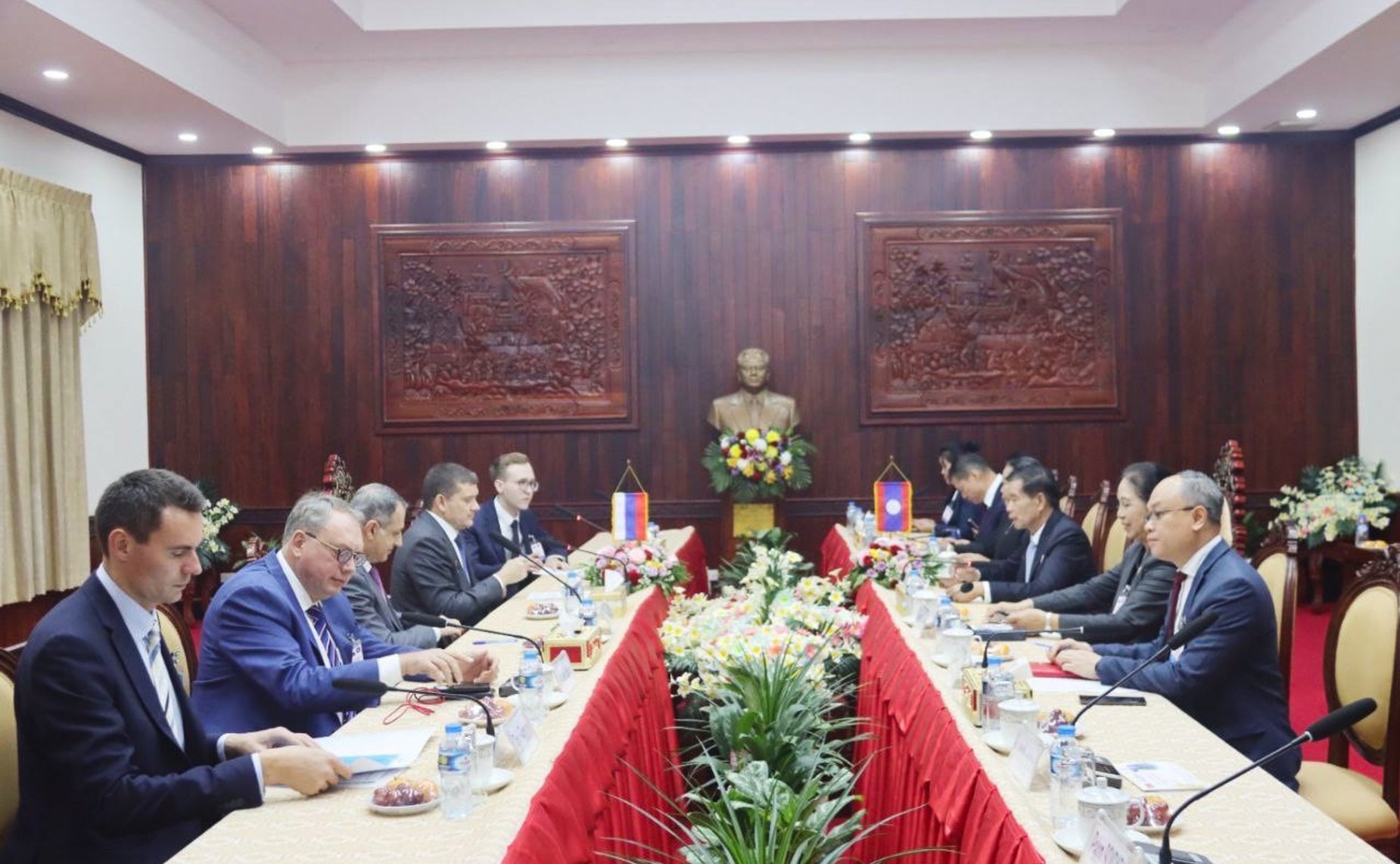 Встреча Николая Журавлева с Председателем Лаосского фронта национального строительства Синлавонгом Кхутпхайтхуном